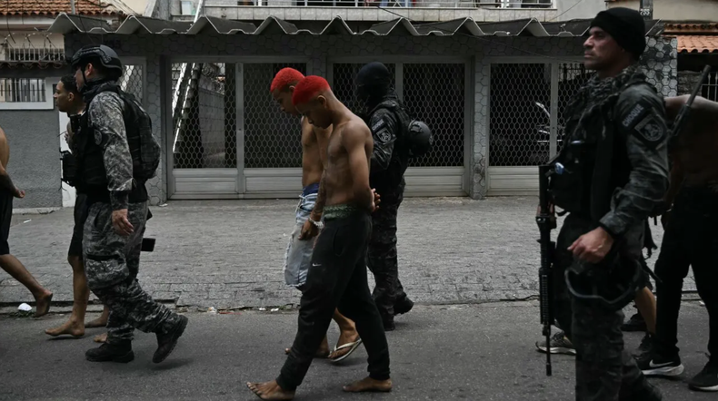 Operativo policial en la favela Vila Cruzeiro, en Río de Janeiro, Brasil.