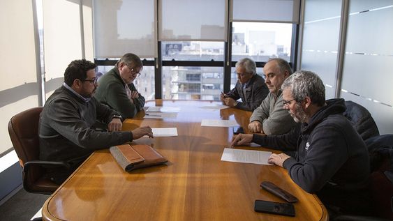 Las autoridades del Poder Ejecutivo y los representantes de COFE, firmando la suspensión del régimen de certificaciones