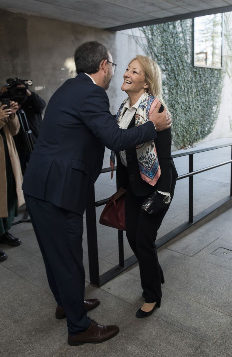 La precandidata Carolina Cosse es recibida por el director periodístico de Búsqueda Andrés Danza