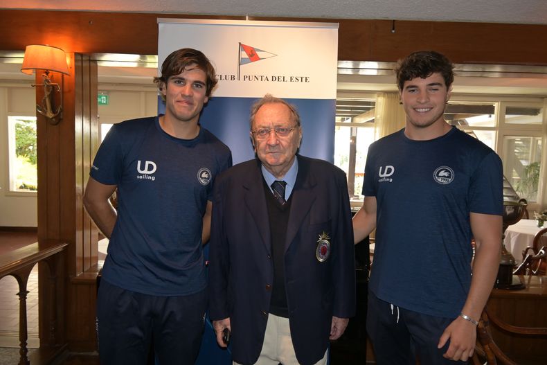 El comodoro del YCPE Juan Etcheverrito con los deportistas olímpicos Fernando Diz y Hernán Umpierre