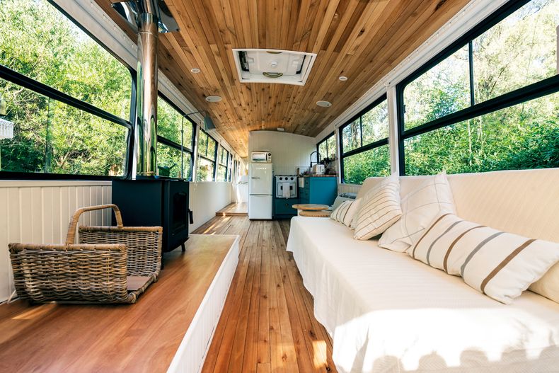 Bondi House cuenta con un living comedor con estufa a leña para disfrutar en invierno, aire acondicionado, un sofá cama y un proyector para ver películas o series 