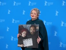 Lili Farhadpour, protagonista de Un pastel para dos, lleva una foto en homenaje a los directores de la película, Maryam Moghadam y Behtash Sanaeeha, en el Festival de Cine de Berlín