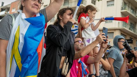 Frenteamplistas celebrando durante la asunción del presidente Yamandú Orsi y la vicepresidenta Carolina Cosse.&nbsp;