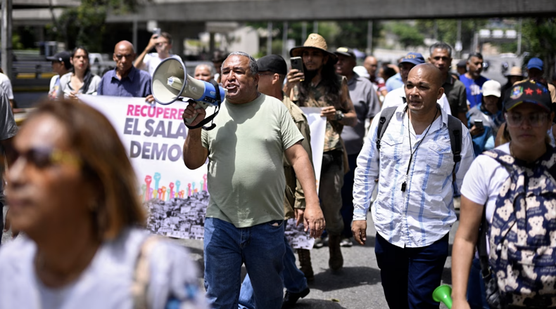 Miembros del sindicato exigen mejores condiciones laborales y elecciones presidenciales durante una protesta en Caracas a principios de junio de 2026.