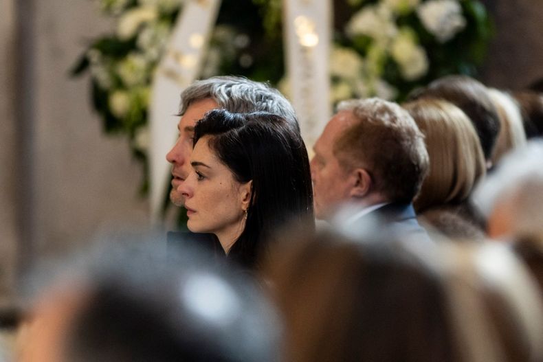 Hathaway entró a la basílica de Santa María de los Ángeles de los Mártires visiblemente afectada.