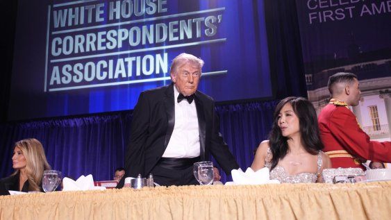 Donald y Melania Trump previo a ser evacuados de la cena anual de la Asociación de Corresponsales de la Casa Blanca.