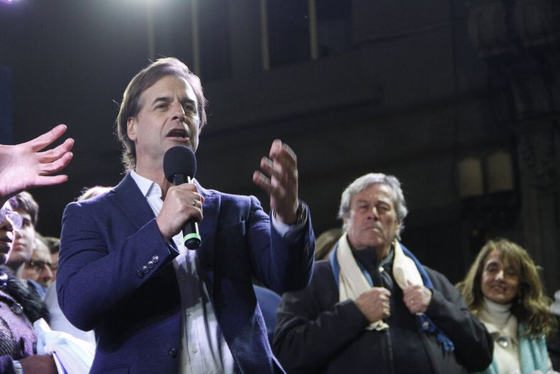 imagen de El grupo de intendentes se acerca a Lacalle Pou y el comando del candidato evalúa replicar sus planes en seguridad y pobreza