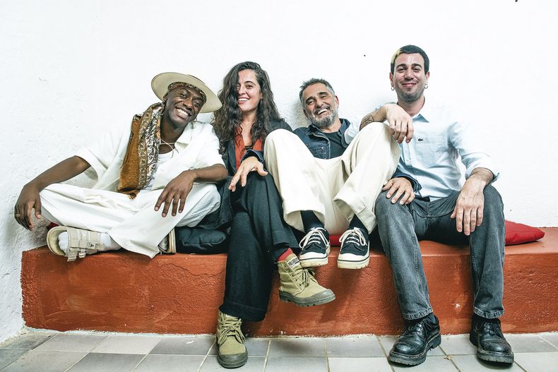 Jorge Drexler junto al argentino Mateo Sujatovich de Conociendo Rusia, el brasileño Jota.Pê y la compositora española Silvia Perez Cruz en el backstage del quinto día del festival