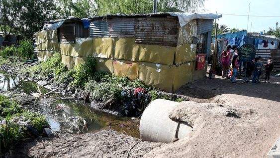 Viviendas precarias en un barrio de Montevideo cercano a Casavalle
