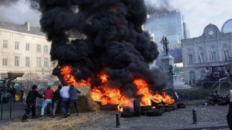Agricultores encienden una hoguera durante una protesta en Bruselas, Bélgica, el 18 de diciembre de 2025.