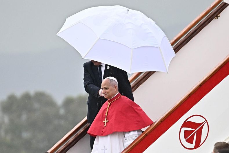 El Papa León XIV desembarca de su avión a su llegada al Aeropuerto Internacional de Argel, cerca de Argel, Argelia, este lunes 13 de abril de 2026. El Papa ha emprendido un viaje apostólico de once días por África, con paradas programadas en Argelia, Camerún, Angola y Guinea Ecuatorial.