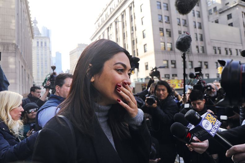 Tarale Wulff, una de las mujeres que acusó a Harvey Weinstein de violación y testificó en su contra en el jucio, a la salida de la corte en la que se sentenció al productor a 23 años de prisión.Foto: AFP