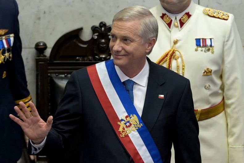 El nuevo presidente de Chile, José Antonio Kast, con la banda presidencial, saluda en el Congreso Nacional en Valparaíso, Chile, el 11 de marzo de 2026.