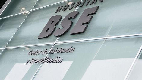 El BSE vendió unos US$ 300 millones en pólizas de accidentes laborales en 2023. Foto: Javier Calvelo / adhocFOTOS