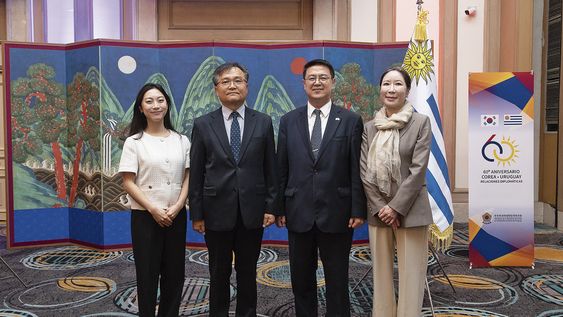 De la Embajada de Corea: segunda secretaria Yeonsoo Suh, primer secretario Ingu Park, embajador Wonil Noh y cónsul consejera Sulhee Kim De la Embajada de Corea: segunda secretaria Yeonsoo Suh, primer secretario Ingu Park, embajador Wonil Noh y cónsul consejera Sulhee Kim