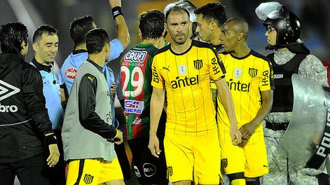 imagen de Rampla-Peñarol, suspendido tras disparos dentro del Estadio Centenario en pleno partido