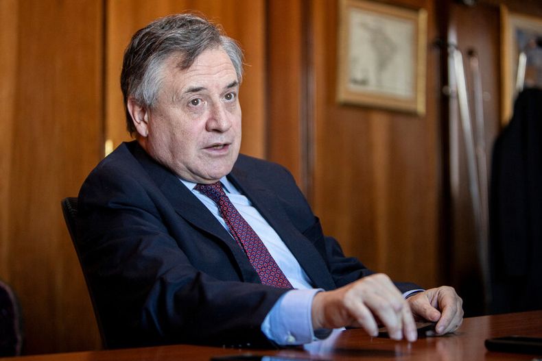 Ministro de Industria, Omar Paganini, durante la entrevista con Búsqueda. Foto: Mauricio Zina / adhocFOTOS
