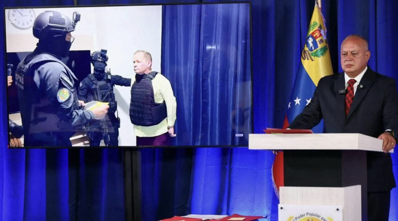 Imagen difundida por el Ministerio del Interior y Justicia de Venezuela que muestra al ministro del Interior, Diosdado Cabello, hablando sobre el arresto del miembro de la oposición Juan Pablo Guanipa durante una conferencia de prensa en Caracas el 23 de mayo de 2025