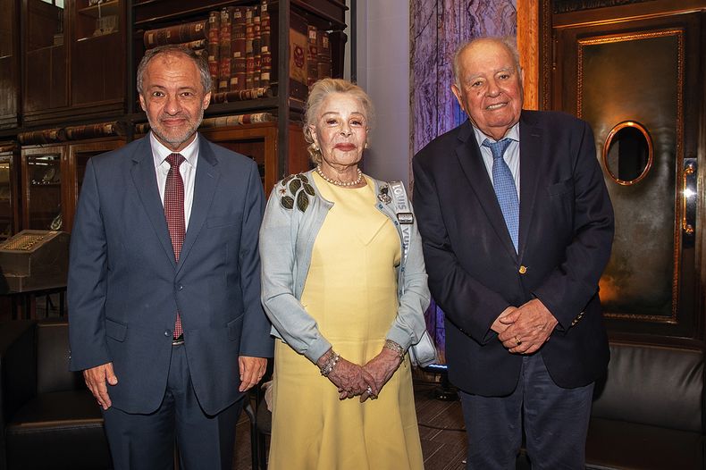 Segundo vicepresidente del BROU Max Sapolinski, presidenta de la Fundación Bienal de Montevideo Laetitia d’Arenberg, comisión de Honor de la Bienal de Montevideo Enrique Iglesias