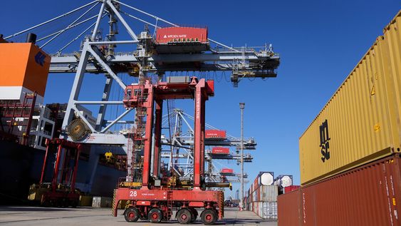Operativa en la explanada de la Terminal Cuenca del Plata en el Puerto de Montevideo. Foto: Daniel Rodríguez / adhocFOTOS Operativa en la explanada de la Terminal Cuenca del Plata en el Puerto de Montevideo. Foto: Daniel Rodríguez / adhocFOTOS