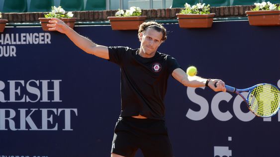 Diego Forlán entrenando para su debut en el Uruguay Open 2024 Diego Forlán entrenando para su debut en el Uruguay Open 2024