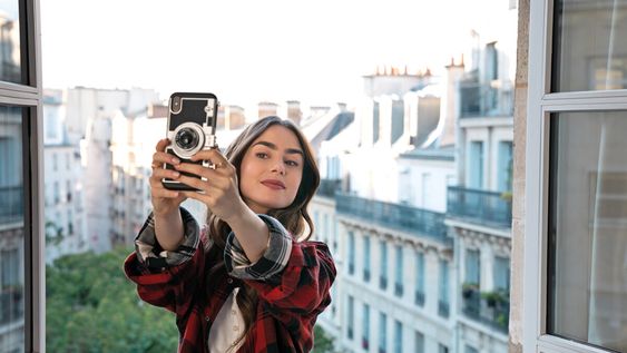 Emily in Paris narra la historia de Emily Cooper, oriunda de Chicago, que se muda a París. Fotos: Netflix Emily in Paris narra la historia de Emily Cooper, oriunda de Chicago, que se muda a París. Fotos: Netflix