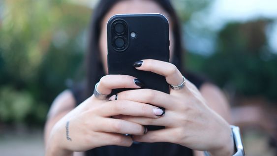 pornovenganza y ?ciberbullying?: parlamento busca frenar difusion de contenidos sexuales creados con inteligencia artificial
