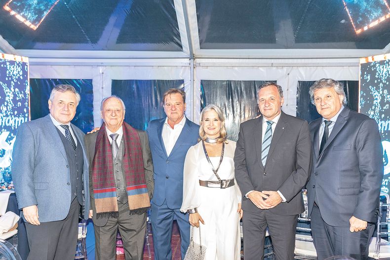 Ministro de Industria Omar Paganini, fundador de Gianni S.A. Gianni Contin, director Luis Contin, directora Gianna Contin, con el secretario de Presidencia Álvaro Delgado y Pablo Durán