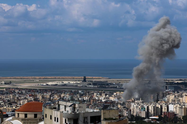 Columnas de humo tras un ataque aéreo israelí cerca del Aeropuerto Internacional de Beirut (al fondo), en los suburbios del sur de Beirut, Líbano, el 4 de marzo de 2026.