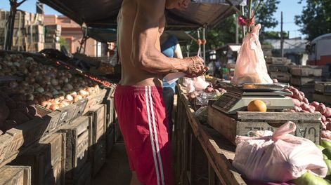 Un joven trabajando en una feria de frutas y verduras en barrio La Figurita. Foto: Ricardo Antúnez / adhocFOTOS