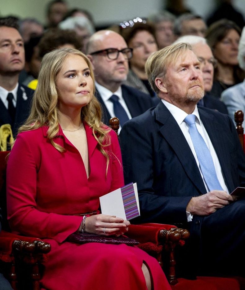 La princesa Amalia asistió a una sesión conjunta del Parlamento neerlandés y lució un vestido de su madre, el mismo que la reina había usado cuando presentó oficialmente a su hija ante el Consejo de Estado al cumplir la mayoría de edad.