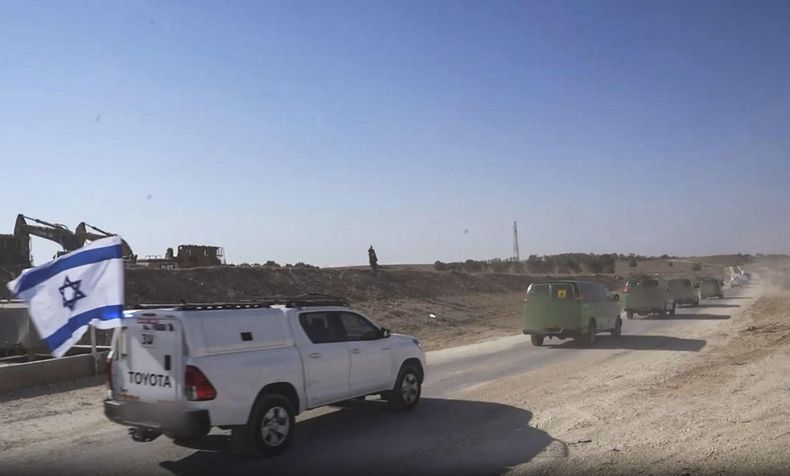 Captura de video del momento en que los rehenes liberados cruzaron la frontera hacia territorio israelí. Los siete primeros rehenes vivos liberados por Hamás este lunes ya están en territorio israelí, informó el Ejército de Israel en un comunicado.