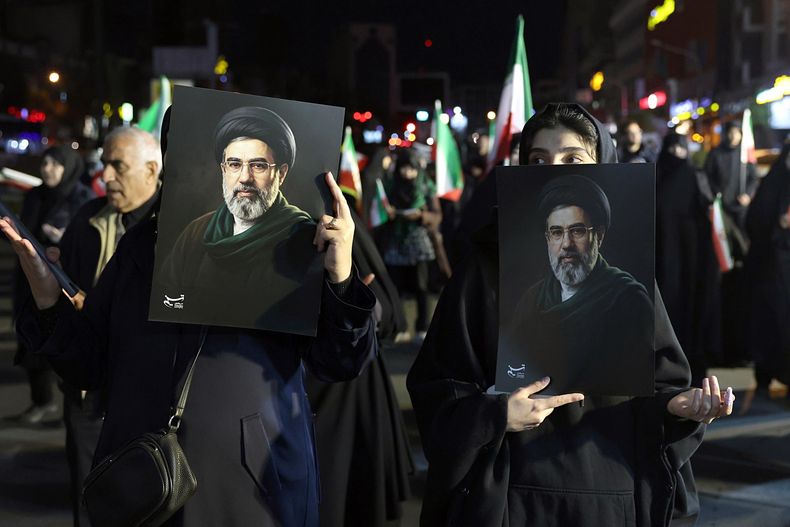 Ciudadanos iraníes portan carteles del nuevo líder supremo iraní, Mojtaba Khamenei, durante una manifestación en apoyo a las fuerzas armadas, en Teherán, Irán, el 25 de marzo de 2026.&nbsp;