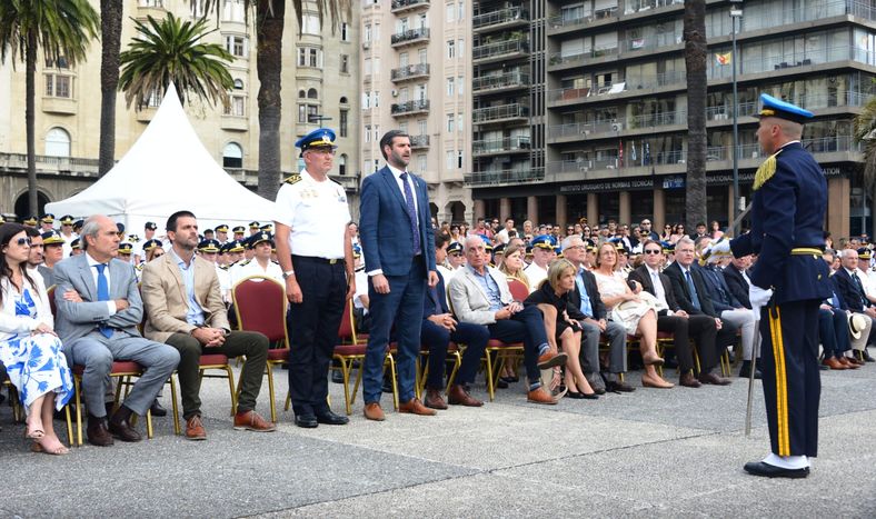 El director de la Policía Nacional, José Manuel Azambuya parado junto al actual ministro del Interior, Nicolás Martinelli, quien tiene sentado a la izquierda a su sucesor Carlos Negro