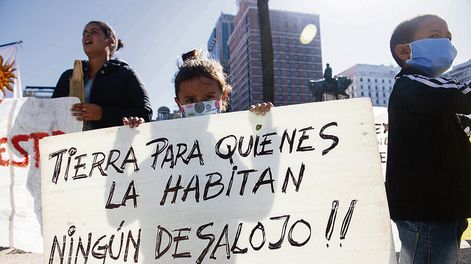 Búsqueda | En abril del año pasado vecinos del barrio Nuevo Comienzo se manifestaron frente a la Torre Ejecutiva en rechazo al desalojo. Foto: S. Mazzarovich/ adhocFOTOS