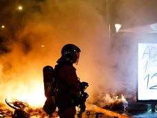 Un bombero francés acude a sofocar el incendio de una barricada en París, Francia, el 18 de octubre de 2026, en el marco de los enfrentamientos entre la policía antidisturbios y los manifestantes.