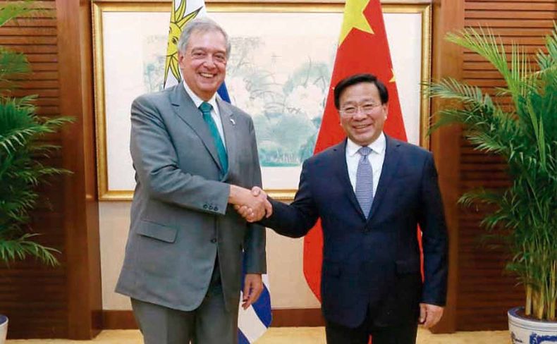 El ministro Fernando Mattos con su par chino Han Jun