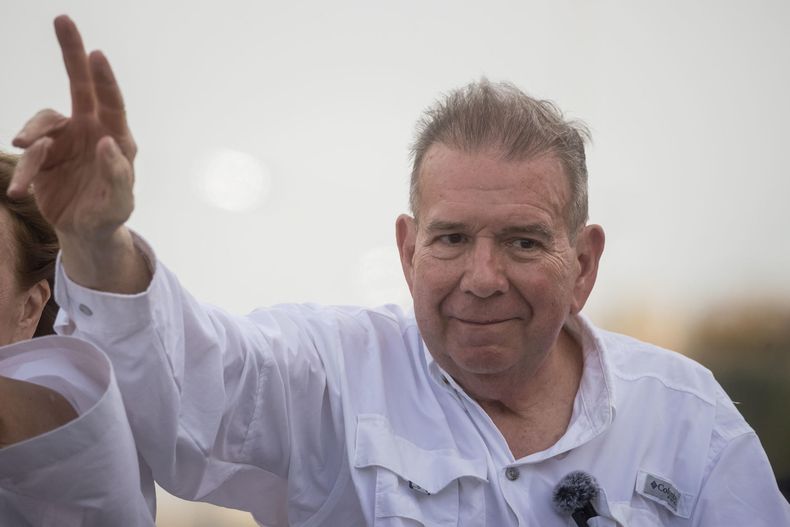 Edmundo González saluda en un acto de campaña, el 10 de julio de 2024, en Puerto La Cruz (Venezuela)