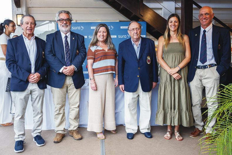 Directivo del YCPE Horacio Madorno, síndico del YCPE Gustavo González Piedra, analista de Marketing de Sura Verónica Varela, comodoro del YCPE Juan Etcheverrito, gerenta de Marketing, Experiencia al cliente y Prestaciones de Sura Inés Pampín y presidente de la Comisión de Regatas del YCPE Álvaro Robaina Gioscia