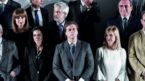 Lacalle Pou, en la campaña de 2019, presentando a la hoy ministra Arbeleche y a su equipo. Fotos: Javier Calvelo / adhocFOTOS