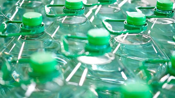 Botellas de agua mineral. Botellas de agua mineral.