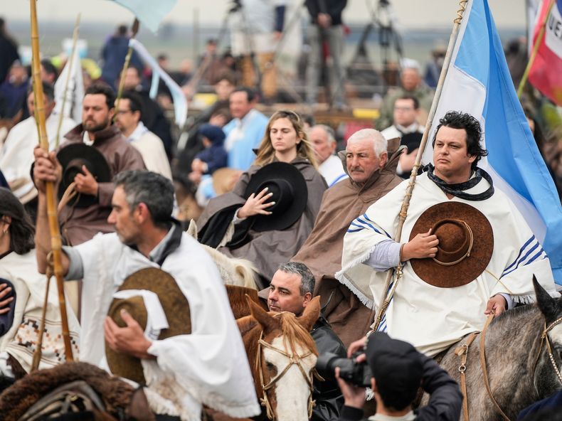 Marcha a caballo por Aparicio Saravia en Masoller.