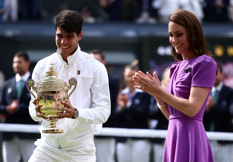 La princesa de Gales le entregó el trofeo de Wimbledon al ganador, Carlos Alcaraz.