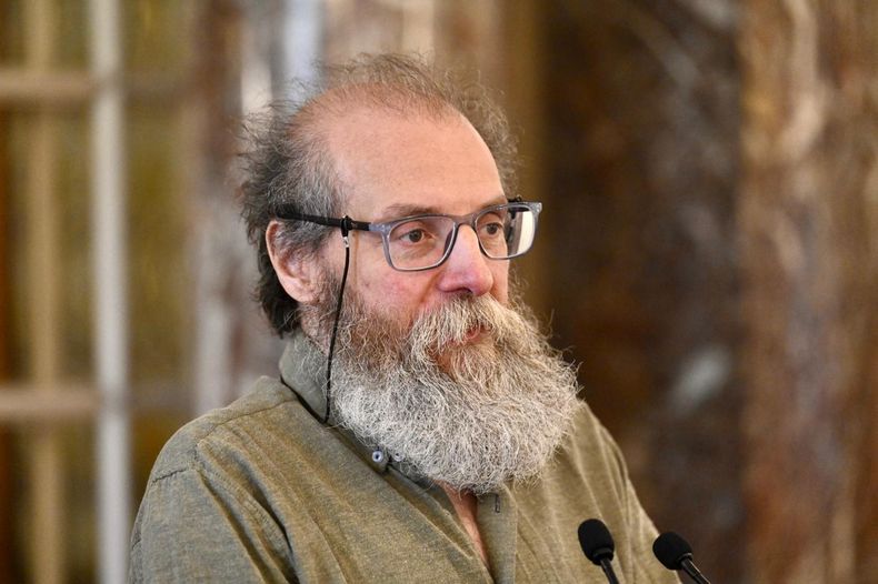 Gabriel Sosa en entrega de la medalla Delmira Agustini a su amigo Elvio Gandolfo