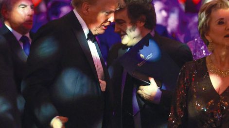 Donald Trump conversa con Javier Milei durante un evento en Florida, noviembre 2024.