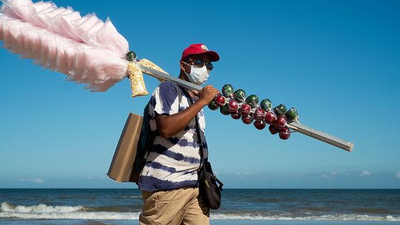 Vendedor en una playa de Canelones en 2021. Foto: Pablo Vignali / adhocFOTOS Vendedor en una playa de Canelones en 2021. Foto: Pablo Vignali / adhocFOTOS