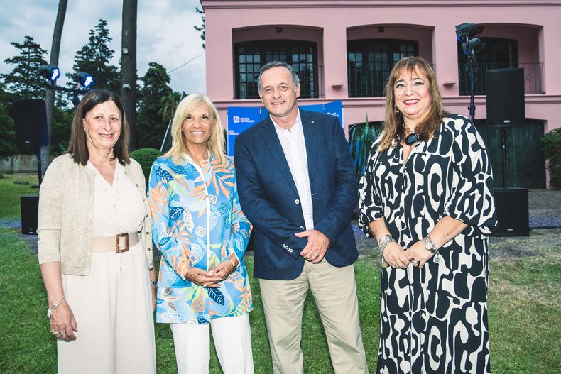 Gerenta general de BROU Mariela Espino, vicepresidenta de la República Beatriz Argimón, secretario de la Presidencia Álvaro Delgado y ministra de Vivienda y Ordenamiento Territorial Irene Moreira