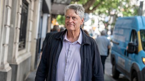 Rafael Michelini ingresando a una reunión del Secretariado del Frente Amplio