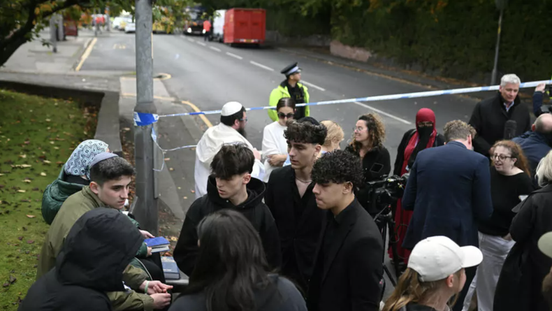 La emoción de los residentes de Manchester y miembros de la comunidad judía, el 2 de octubre de 2025, tras el ataque a una sinagoga en Crumpsall, al norte de la ciudad.