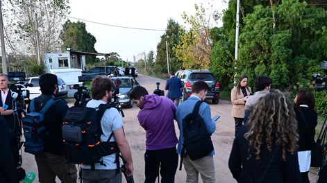 Periodistas trabajan frente a la casa de José Mujica, tras enterarse de su fallecimiento en Montevideo el 13 de mayo de 2025